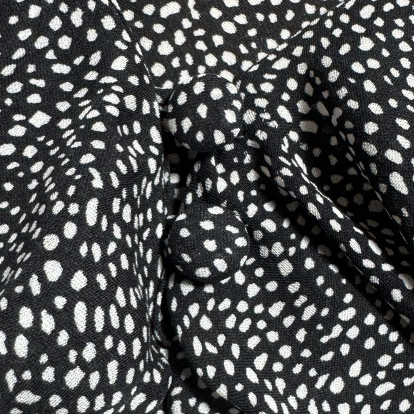 White House Black Market Black, White Cap Sleeve V-Neck Ruffle Silk Blouse Sz 10 - Picture 12 of 13